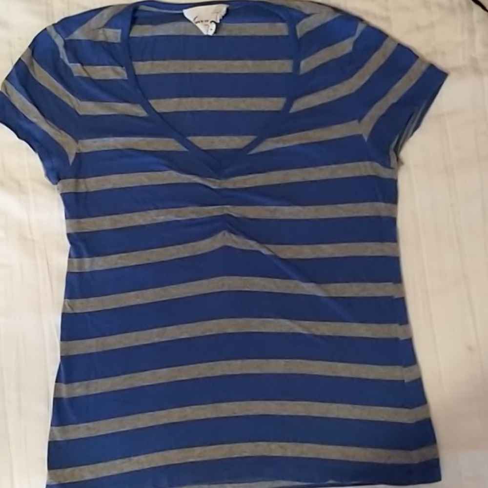 Nice fitting top. Vince Camuto size small
